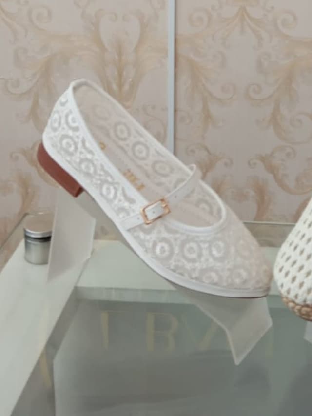 Baleta tejida blanca con hebilla, calzado en El Baúl de la Moda, Jamundí