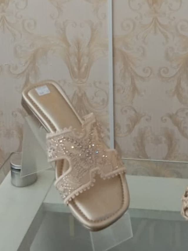 Chancla plana con brillos en tono champán, calzado en El Baúl de la Moda, Jamundí