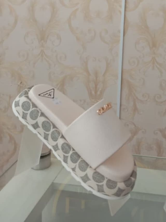Chancla de plataforma beige estampada, calzado en El Baúl de la Moda, Jamundí