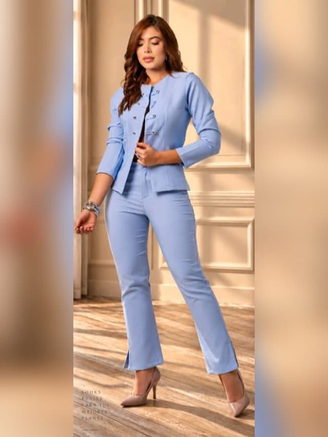 Conjunto azul de blazer corto y pantalón con abertura, conjuntos en El Baúl de la Moda, Jamundí
