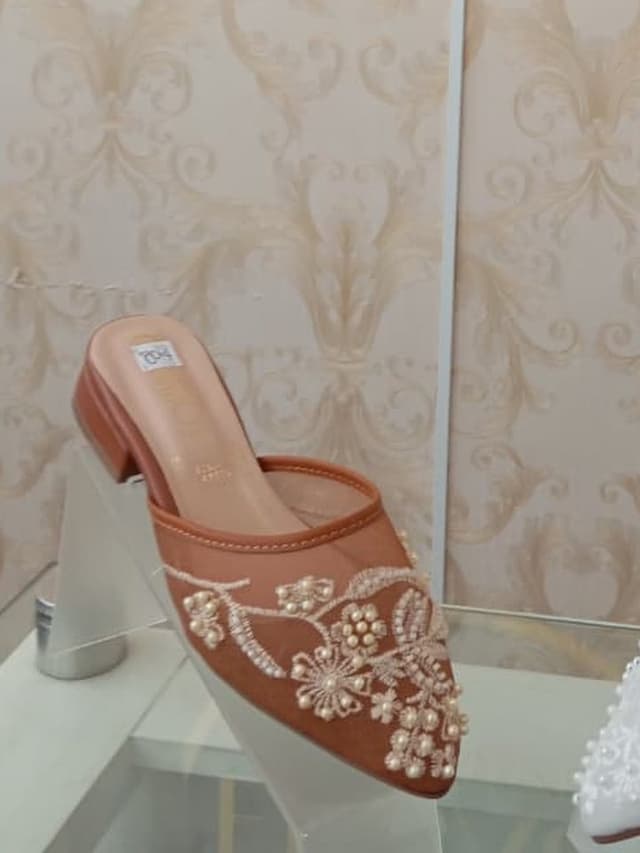 Mula puntuda bordada con perlas, calzado en El Baúl de la Moda, Jamundí