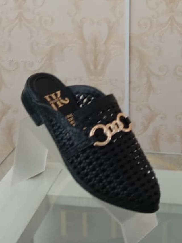 Mula calada con herraje dorado, calzado en El Baúl de la Moda, Jamundí