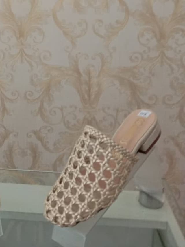 Mula tejida en tono beige, calzado en El Baúl de la Moda, Jamundí